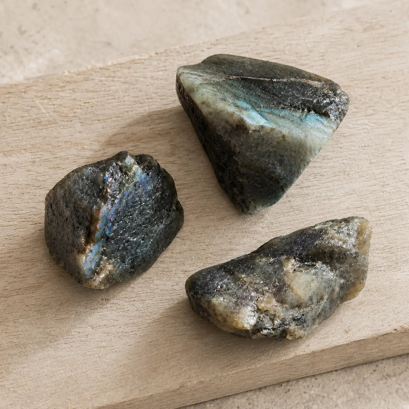 Vue de profil montrant les reliefs et les contours de fragments de labradorite brute.