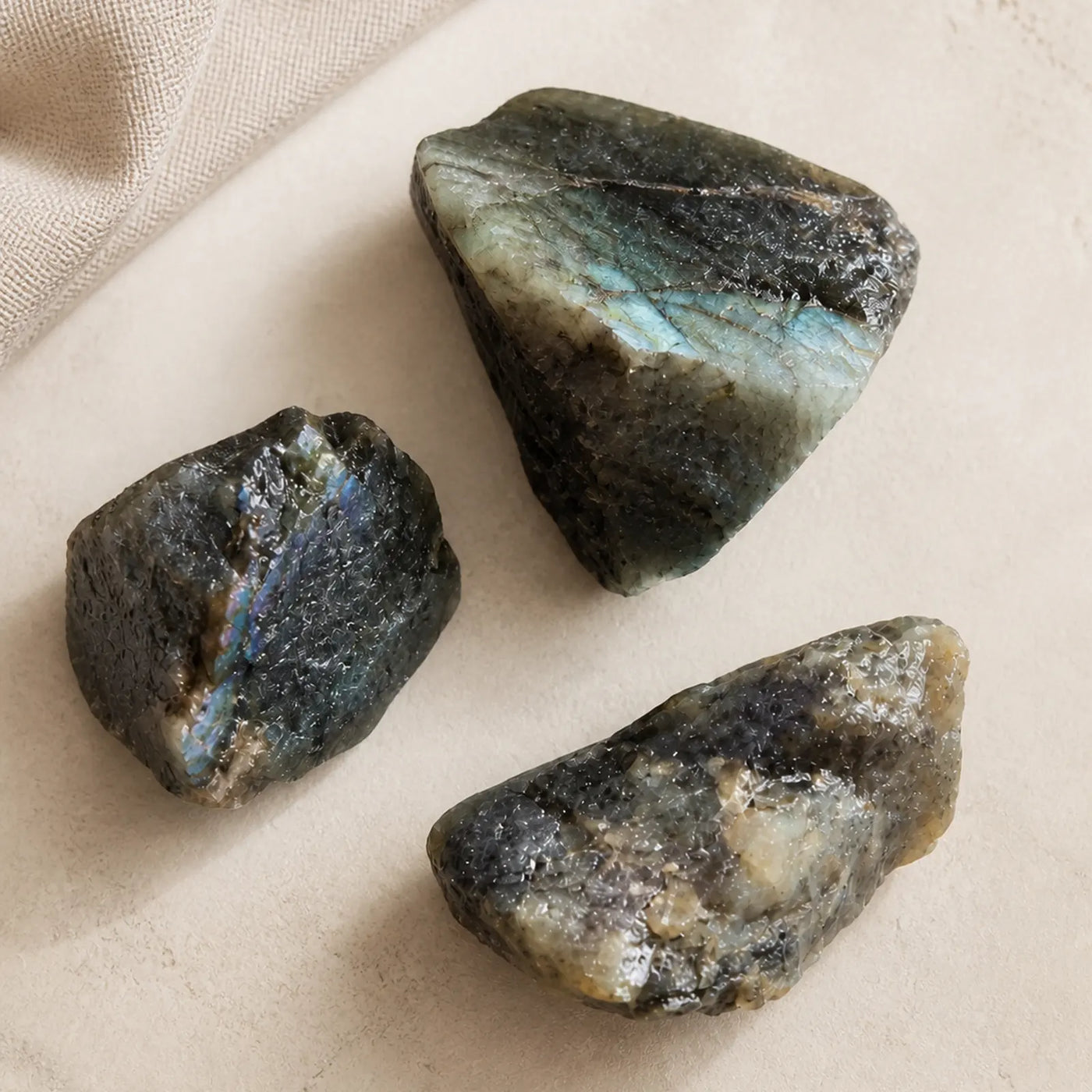 Vue de dessus de trois fragments naturels de labradorite brute.