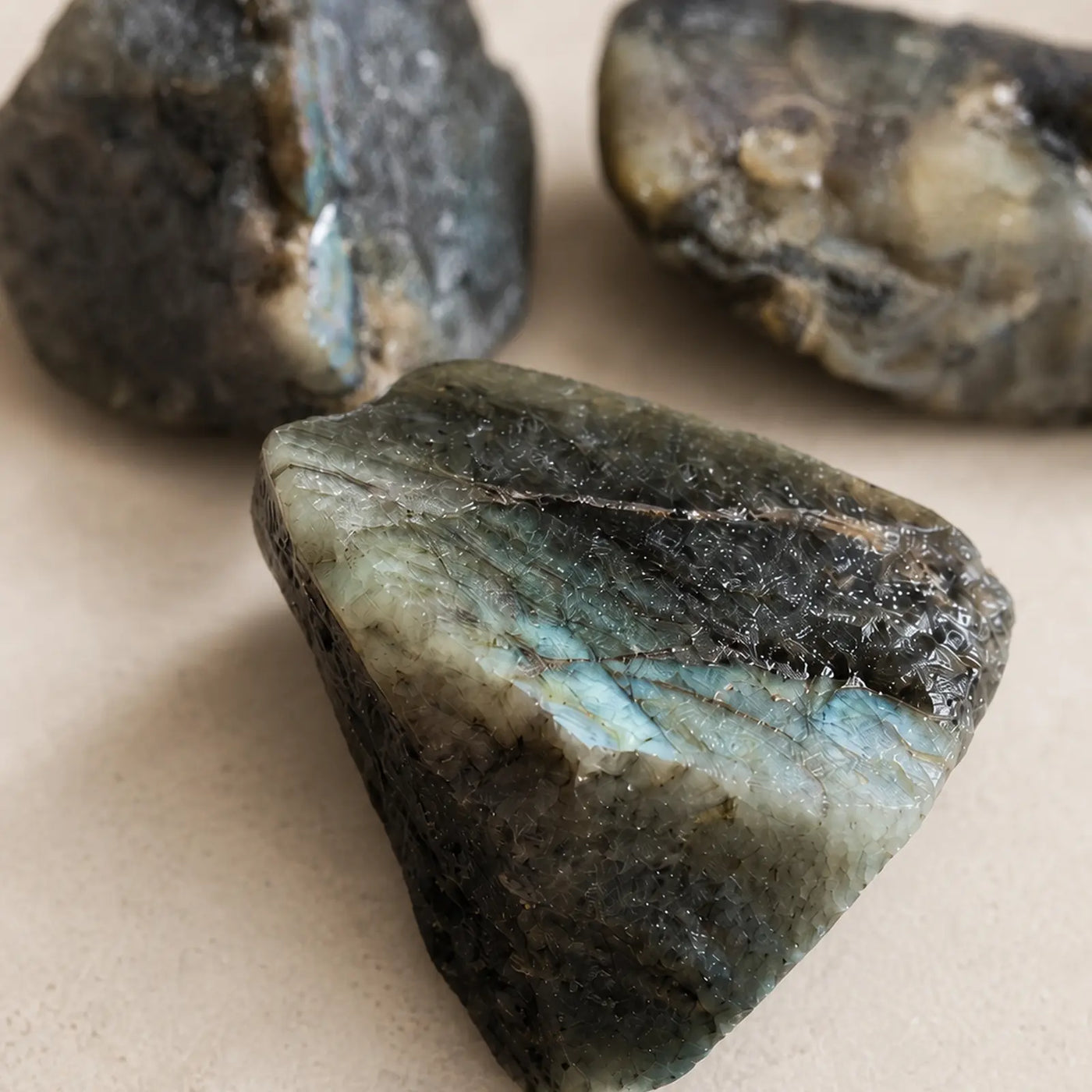 Gros plan sur le reflet et la texture d’un fragment de labradorite brute.