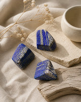Lapis Lazuli brut dans une ambiance naturelle et minérale