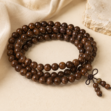 Mala de méditation en bois naturel pour accompagner un rituel de calme