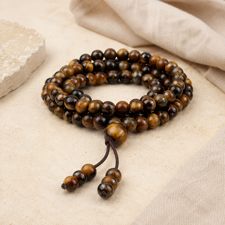 mala 108 perles en œil de tigre sur fond beige