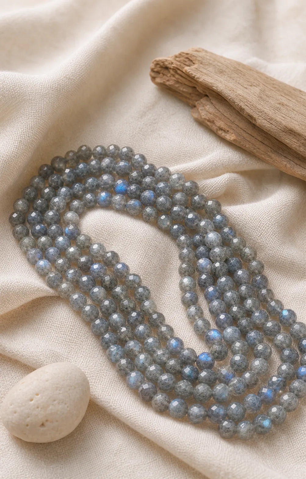 Perles facettées en labradorite sur lin clair et bois brut