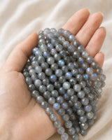 Perles facettées en labradorite présentées dans une main