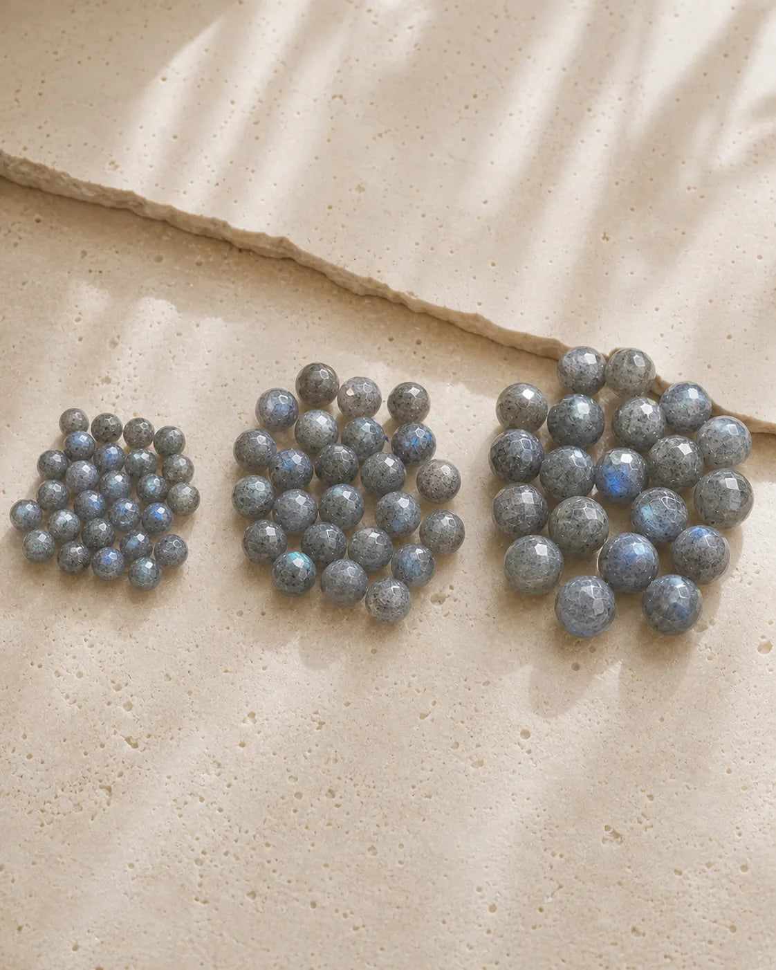 Comparaison visuelle des trois diamètres de perles facettées en labradorite