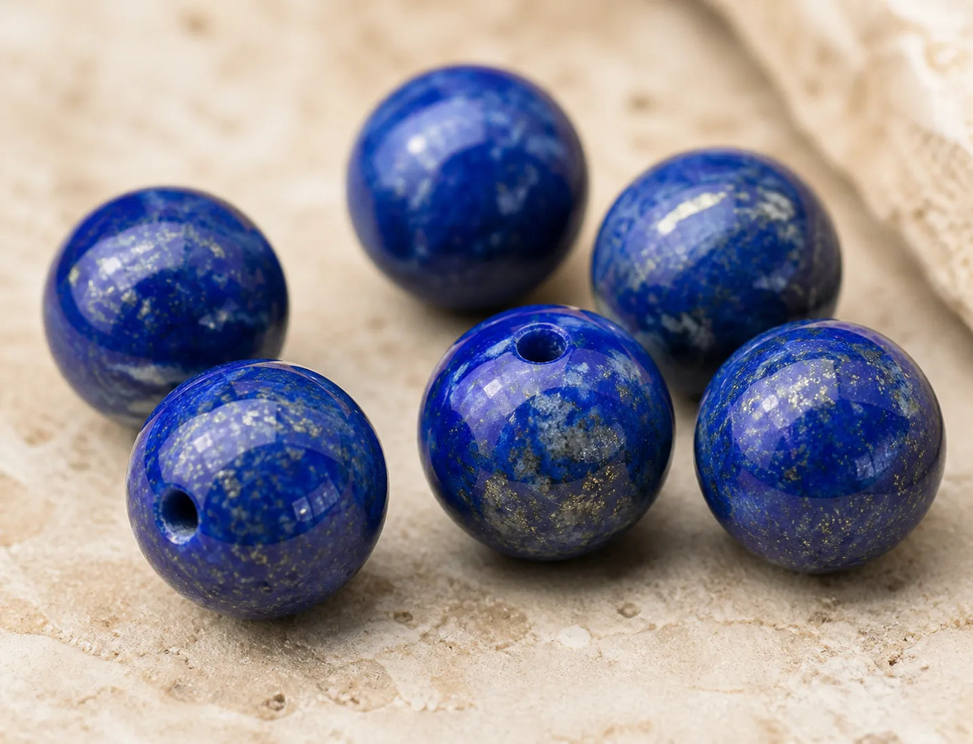 Détail des perles naturelles en Lapis Lazuli bleu