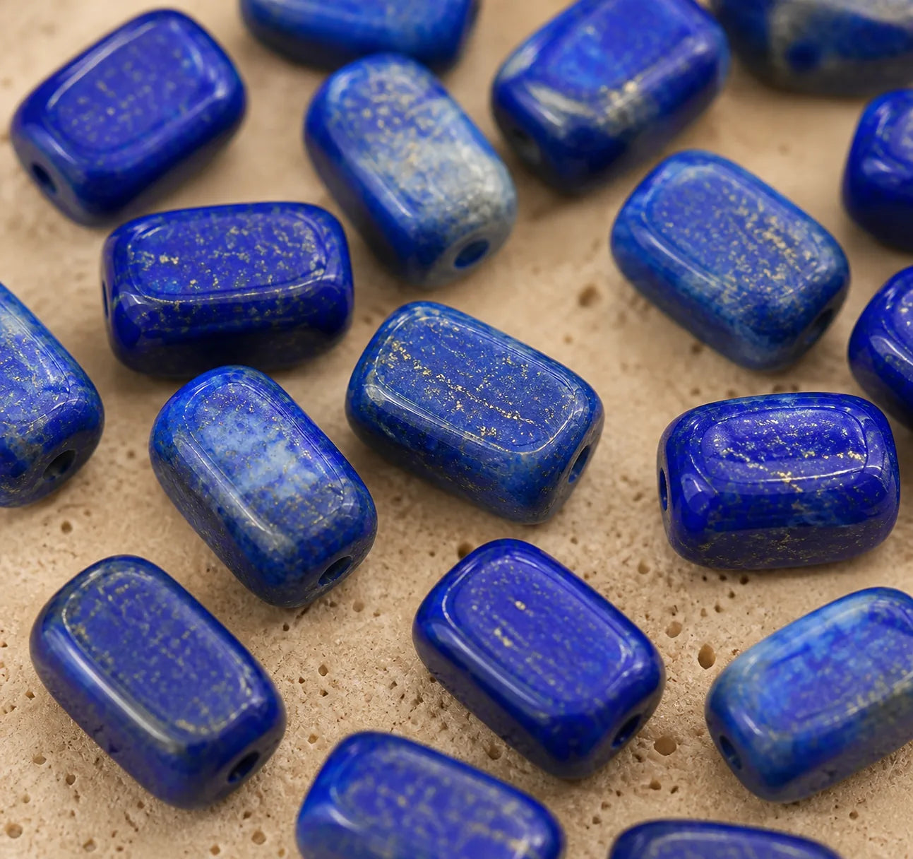 Détail des perles rectangulaires en Lapis Lazuli bleu