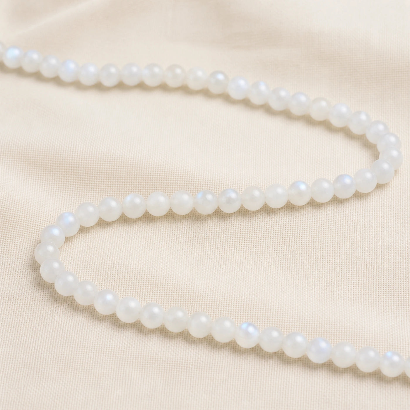 Perles de pierre de lune blanche naturelle de 6 mm pour création de bijoux.