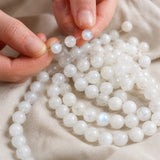 Perles de pierre de lune blanche utilisées pour créer un bracelet.