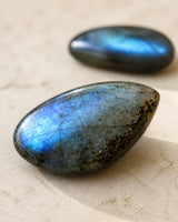 Gros plan sur une pierre polie en labradorite aux reflets bleu-gris