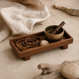 Plateau rituel en bois avec accessoires de méditation dans une mise en scène sobre et apaisante