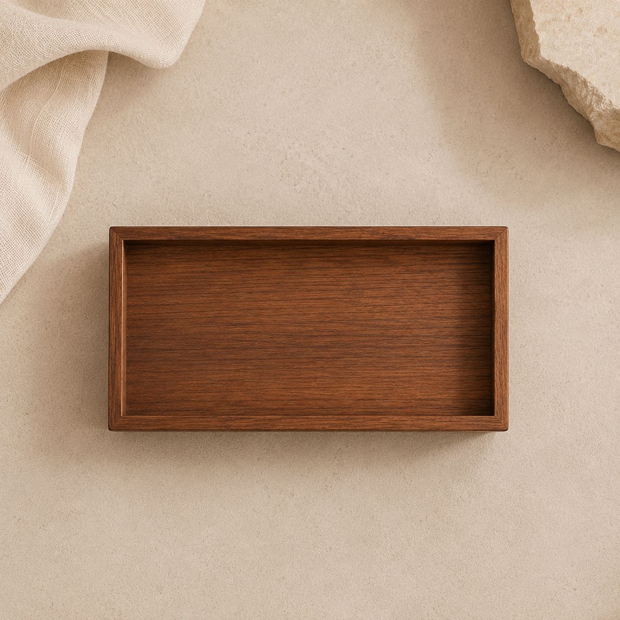 Vue du dessus d’un plateau rituel en bois rectangulaire avec petits pieds
