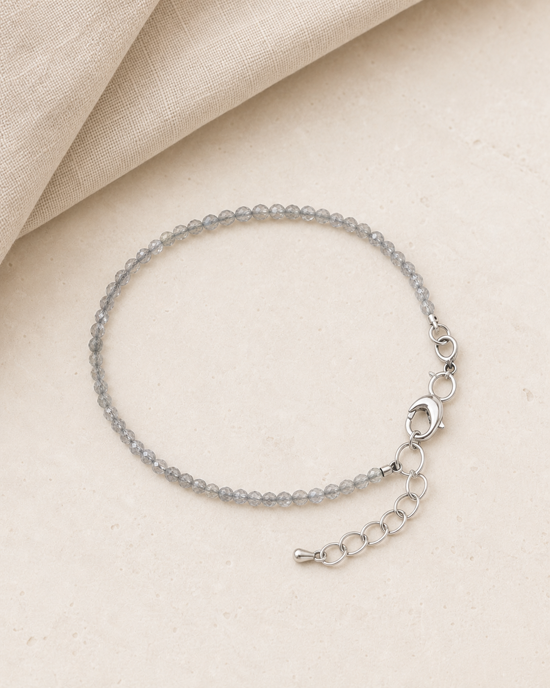 Vue complète d’un bracelet fin en labradorite facettée avec chaîne d’extension