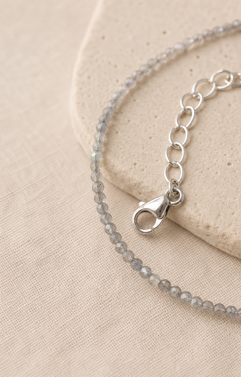 Gros plan sur les pierres facettées du bracelet labradorite