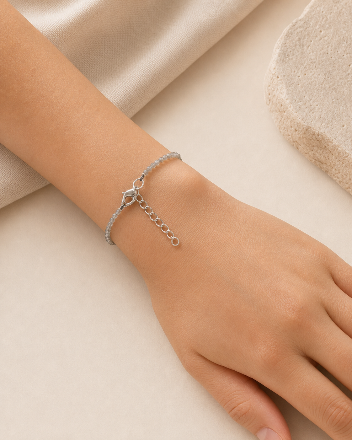 Bracelet en labradorite facettée porté au poignet