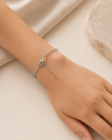 Bracelet en labradorite facettée porté au poignet