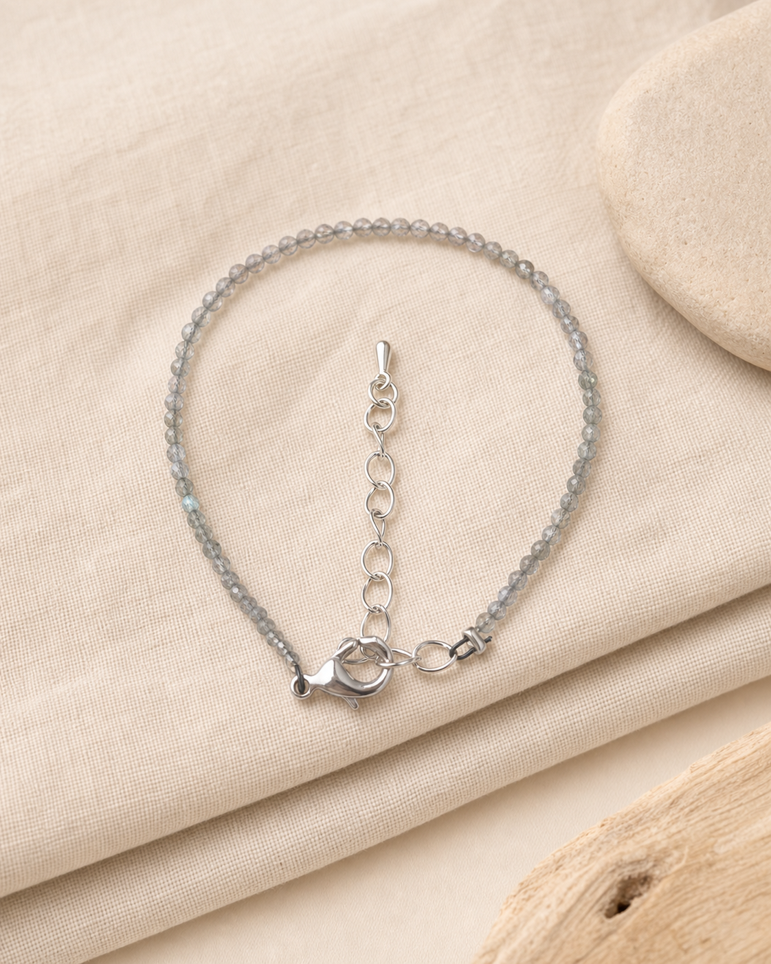 Bracelet labradorite facettée dans une composition naturelle