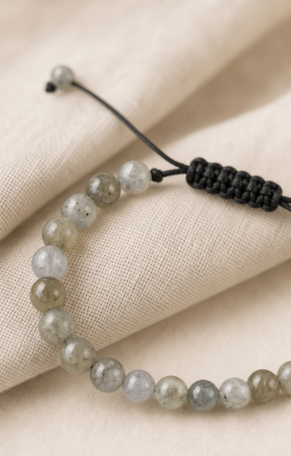 Détail des perles rondes du bracelet minimaliste en labradorite.