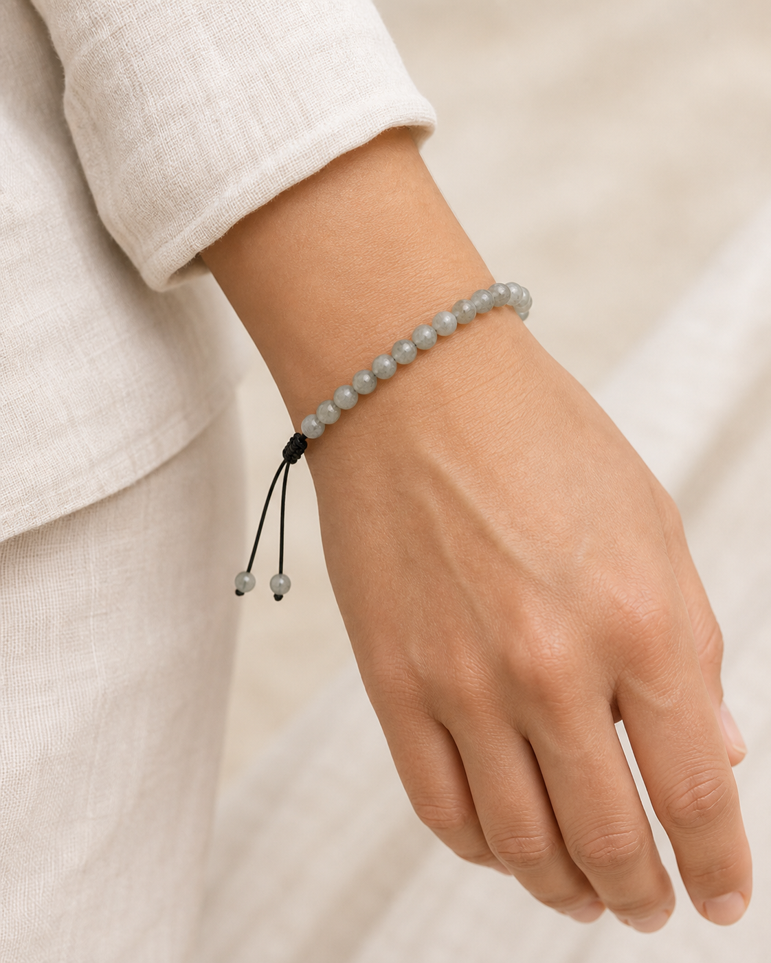 Bracelet minimaliste en labradorite porté au poignet.