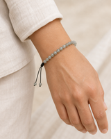 Bracelet minimaliste en labradorite porté au poignet.