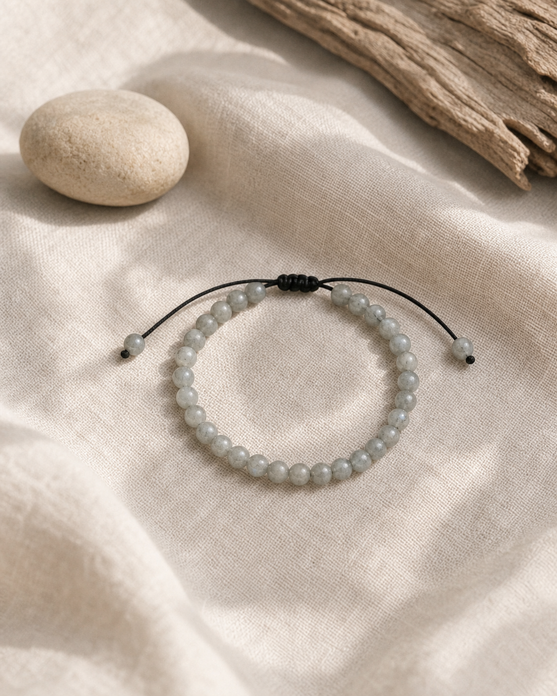 Bracelet minimaliste en labradorite dans une composition naturelle.