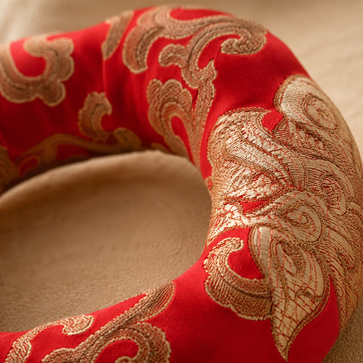 Texture du coussin rouge et or pour bol tibétain