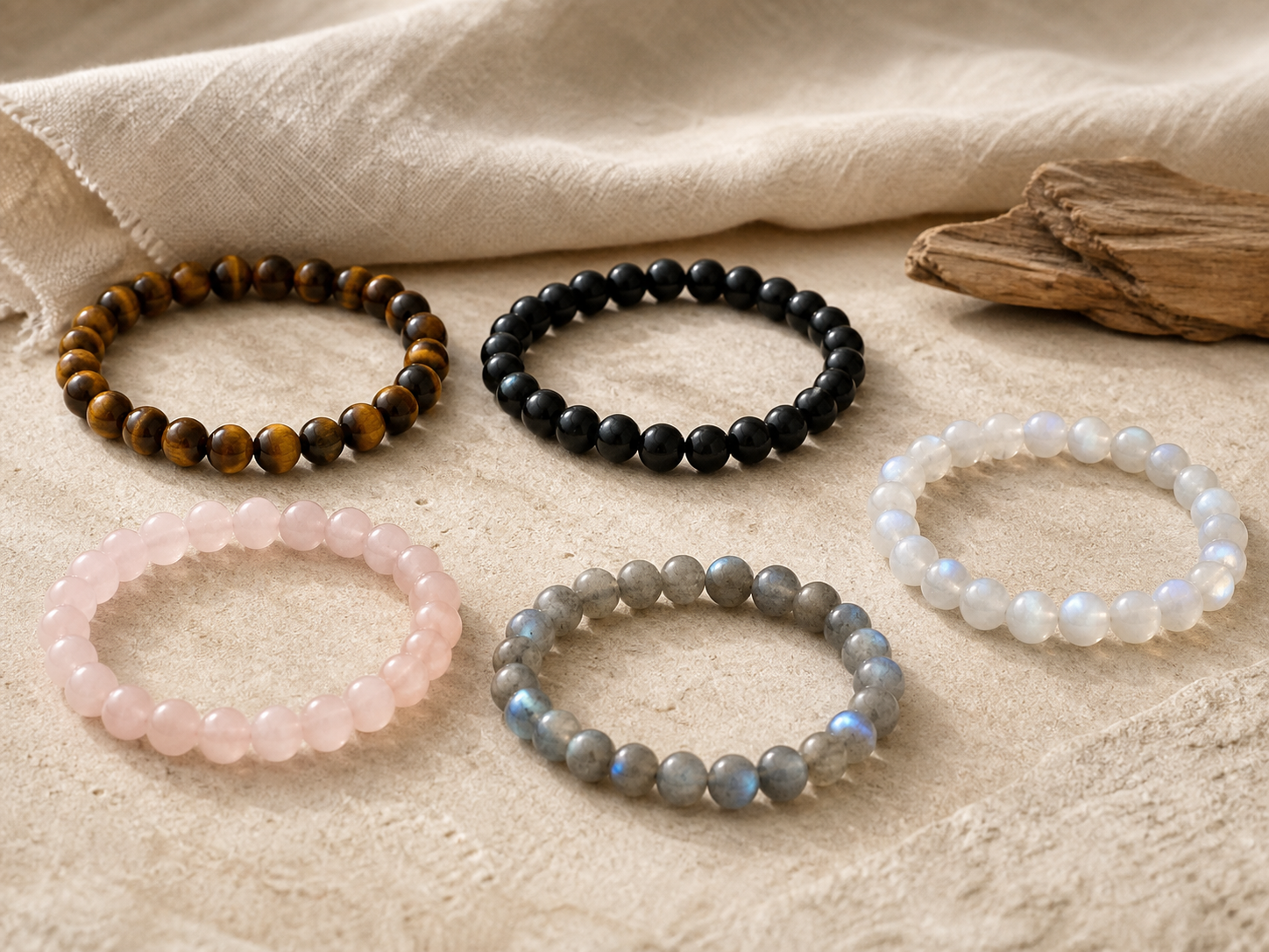 Bracelets en Œil de Tigre, Tourmaline Noire, Quartz Rose, Labradorite et Pierre de Lune sur une composition beige et lin naturel