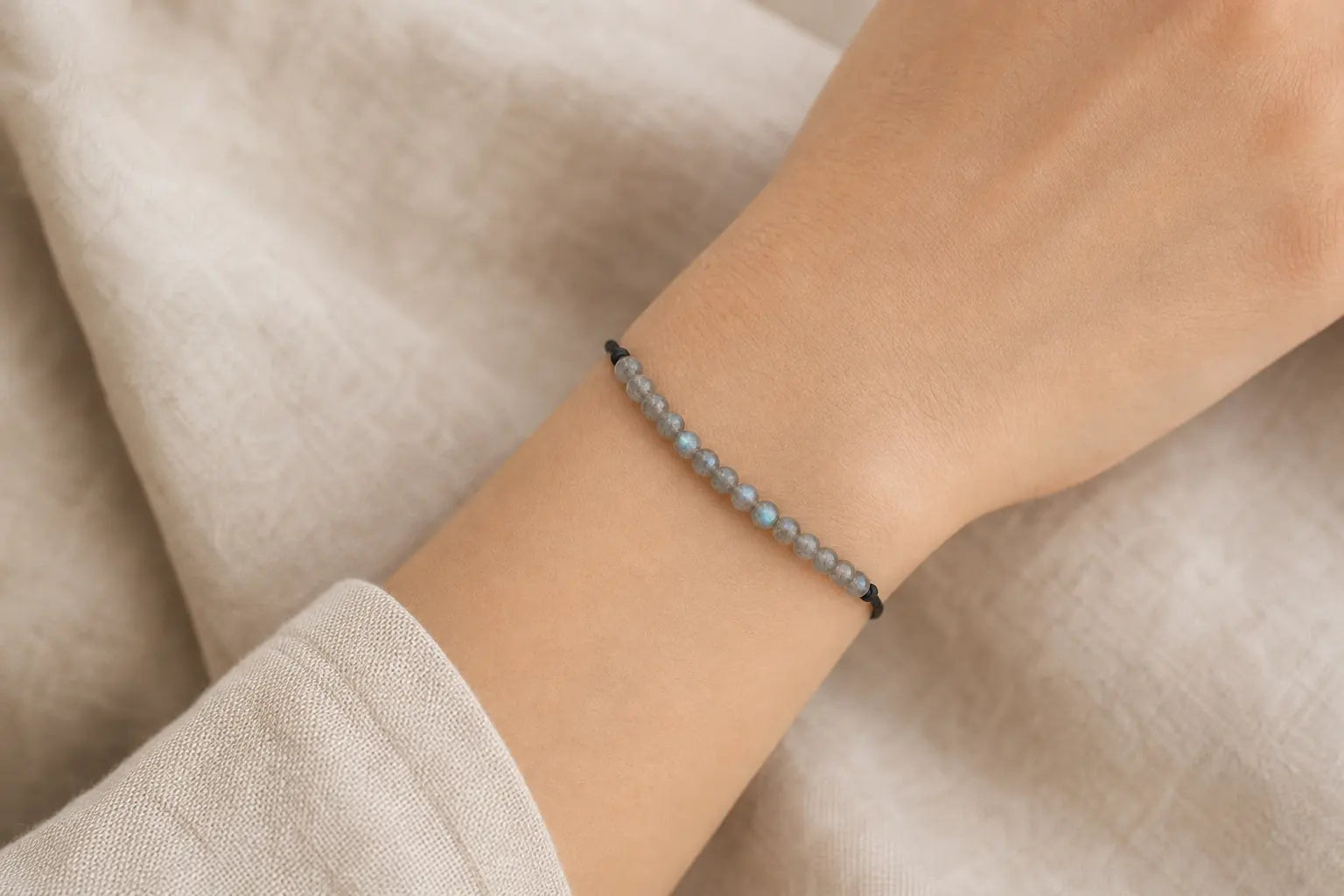 Bracelet en pierre naturelle porté au poignet